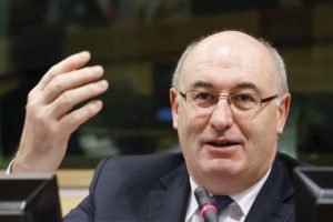 Phil Hogan: Există măsuri la nivelul UE pentru a asigura o poziție mai bună a fermierilor producători de lactate Agricultura