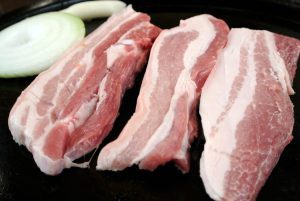 Prețul cărnii de porc – tema emisiunii Agricultura la Raport, de luni seară Agricultura