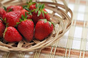 ADEVĂR CUMPLIT! 70% DIN FRUCTELE ȘI LEGUMELE PE CARE CONSUMĂM SUNT TRATATE CU SUBSTANȚE CHIMICE INTERZISE Agricultura