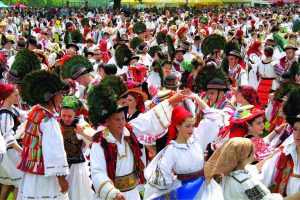 DE ZIUA COSTUMULUI POPULAR, BISTRIȚENII VOR SĂ INTRE ÎN CARTEA RECORDURILOR Stiri agricole