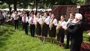 SATUL BASARABEAN MIHAILENI - LOCUL IN CARE COVOARELE NU SUNT BATUTE, CI SARBATORITE Afaceri