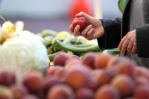 VANATOAREA DE LEGUME SI FRUCTE CU PROVENIENTA SAU CALITATE FALSIFICATA CONTINUA Afaceri
