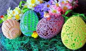 ORNAMENTE CROSETATE SI TABLOURI DIN PIETRICELE COLORATE PENTRU SARBATORILE PASCALE Comunicate