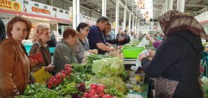 Sondaj: Unul din doi români cumpără fructe și legume românești Actualitate fructe și legume românești