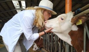 "ROMÂNIA VĂZUTĂ DIN TRACTOR" - Patricia Pop a aflat povestea unei afaceri "de la furca la furculita" Agricultura europeană