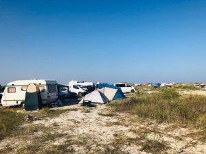 Turistii scot din buzunare zeci de mii de lei pentru stationarea ilegala pe plaje. Amenzile usturatoare aduc romanii in faliment. Evenimente