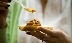 Mare lanț de supermarketuri, amendat pentru eticheta falsă la zacuscă 3 Mare lanț de supermarketuri, amendat pentru eticheta falsă la zacuscă zacusca