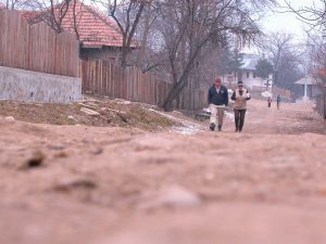 Curg amenzile! Romanii de la sat ies in continuare pe ulite Stiri agricole