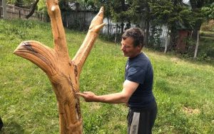 Lectie de viata ”predata” de mesterul buzoian care sculpteaza doar cu mana stanga Afaceri