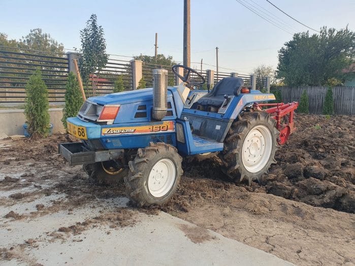 slujește cu tractorul