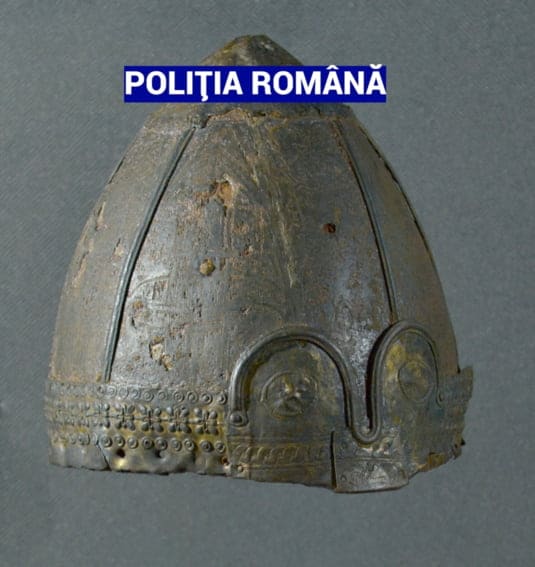 VIDEO: Coif unic, de origine vikingă, recuperat de polițiști 3 VIDEO: Coif unic, de origine vikingă, recuperat de polițiști coif