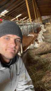 Povestea unui tânăr fermier: S-a lăsat de fotbal și a construit o fermă de animale! 2 Povestea unui tânăr fermier: S-a lăsat de fotbal și a construit o fermă de animale! Povestea unui tânăr fermier: S-a lăsat de fotbal și a construit o fermă de animale! Realitatea Rurala tânăr fermier