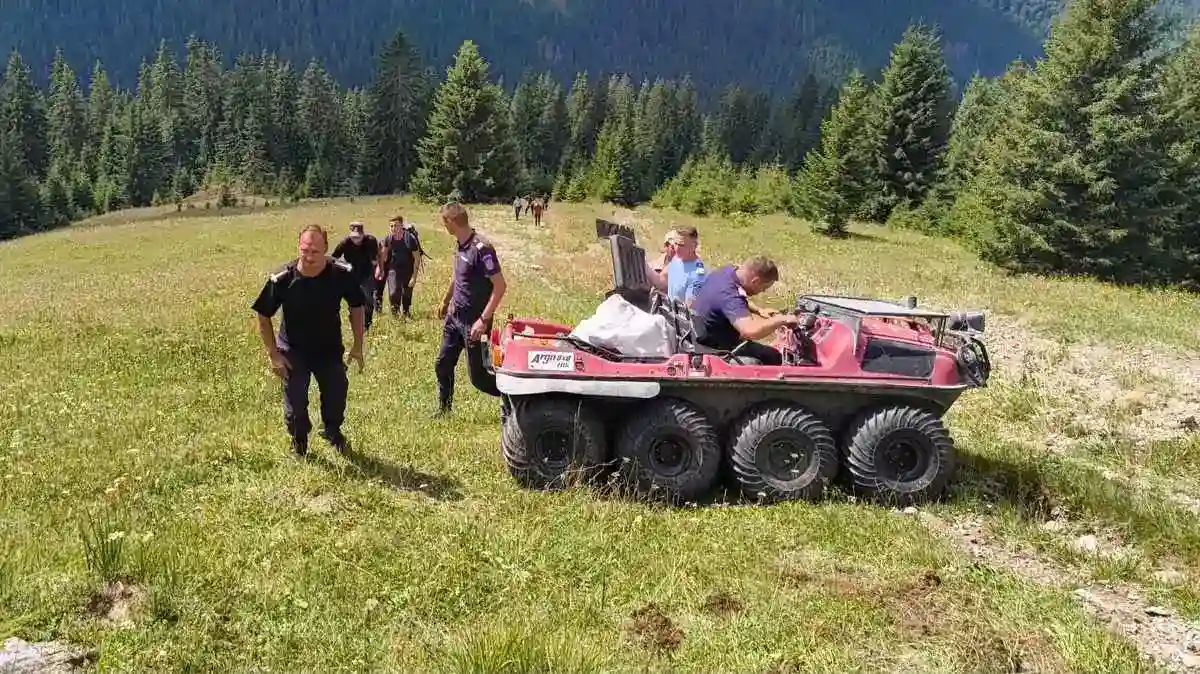 La un pas de tragedie! Cursa contra naturii pentru salvarea ciobanilor captivi în munți 1 La un pas de tragedie! Cursa contra naturii pentru salvarea ciobanilor captivi în munți Misiune de slavare ciobani