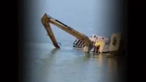 s-a răsturnat cu excavatorul