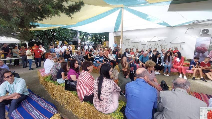 Roșiile cu gust de odinioară, în centrul atenției la SCDL Buzău. Un nou soi bicolor de tip „Inimă de bou” a atras toate privirile 2 Roșiile cu gust de odinioară, în centrul atenției la SCDL Buzău. Un nou soi bicolor de tip „Inimă de bou” a atras toate privirile Roșiile cu gust de odinioară, în centrul atenției la SCDL Buzău. Un nou soi bicolor de tip „Inimă de bou” a atras toate privirile Evenimente roșii